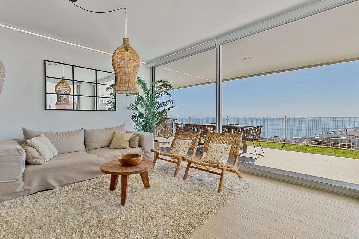 3 Bedroom Middle Floor Apartment for Sale in Fuengirola, Málaga - Image 2