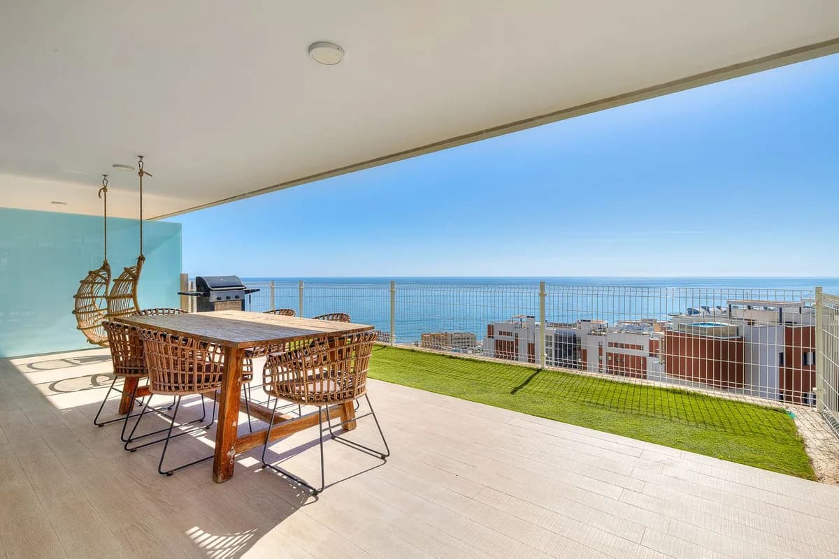 3 Bedroom Middle Floor Apartment for Sale in Fuengirola, Málaga - Image 3