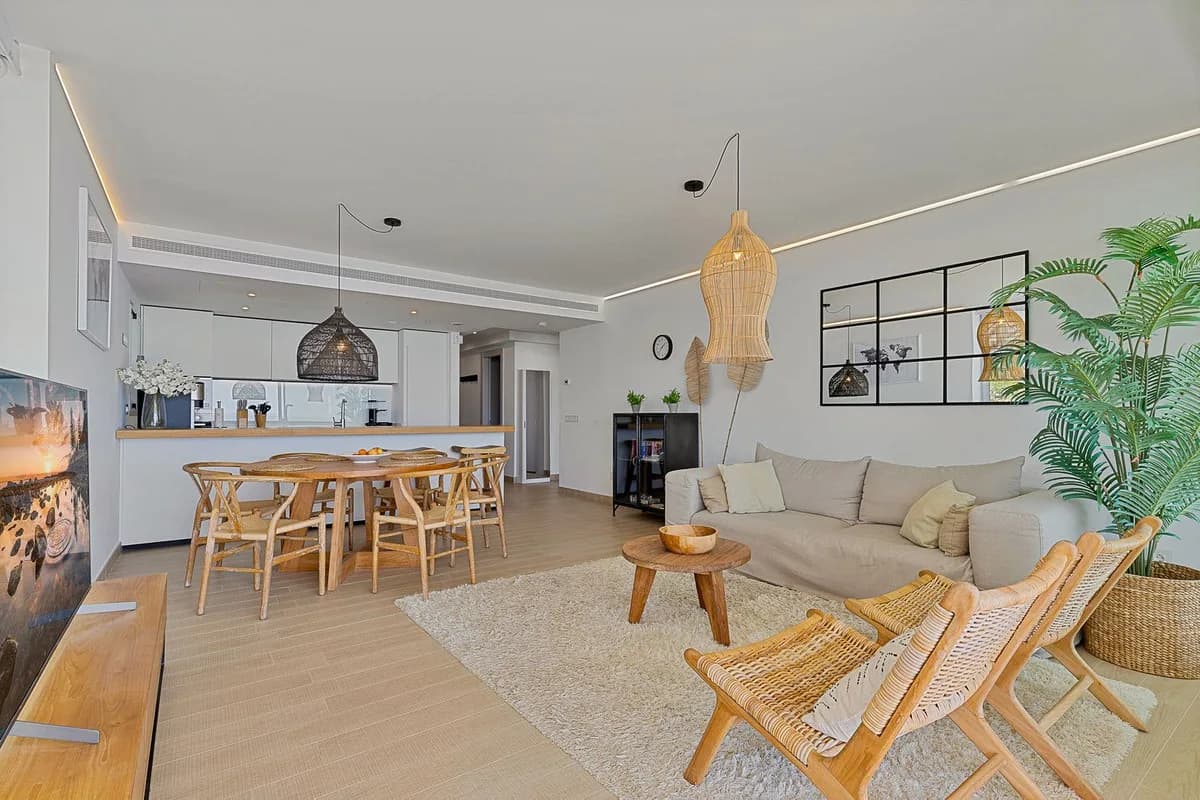 3 Bedroom Middle Floor Apartment for Sale in Fuengirola, Málaga - Image 7