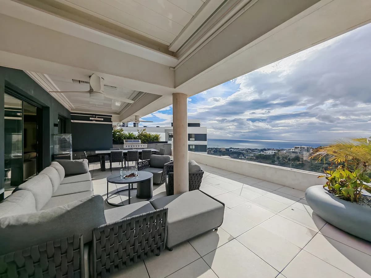 3 Bedroom Penthouse for Sale in Marbella, Málaga - Image 4