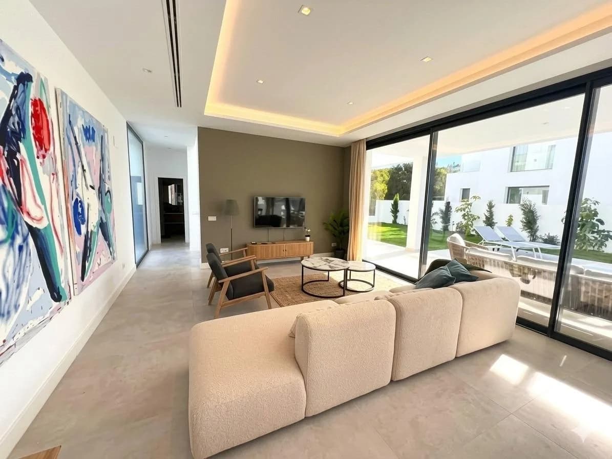 6 Bedroom Detached Villa for Sale in Estepona, Málaga - Image 3