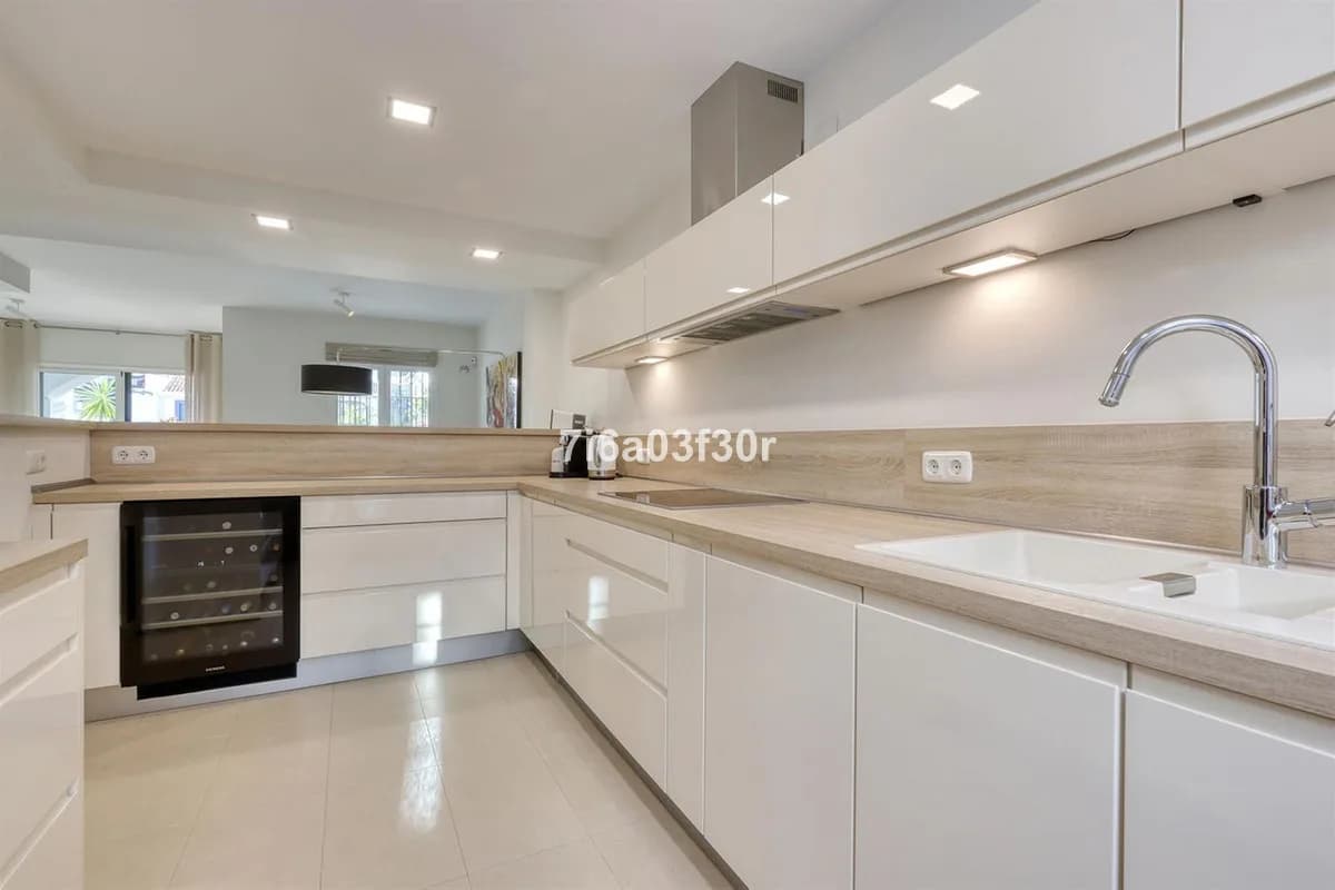 5 Bedroom Townhouse for Sale in San Pedro de Alcántara, Málaga - Image 7