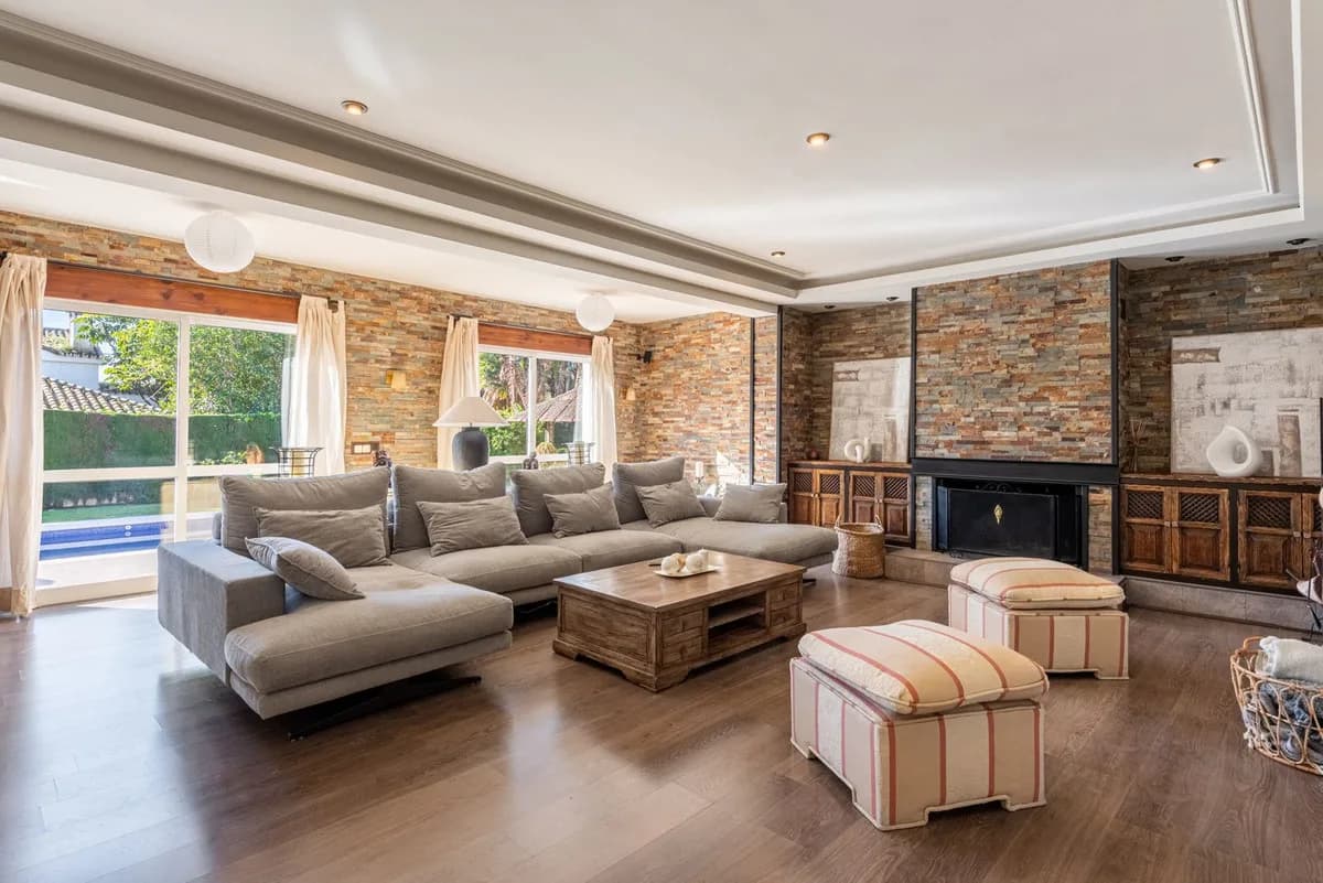 3 Bedroom Detached Villa for Sale in The Golden Mile, Málaga - Image 3