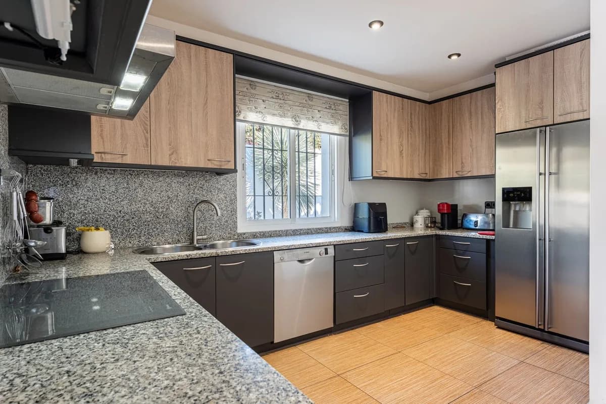 3 Bedroom Detached Villa for Sale in The Golden Mile, Málaga - Image 9