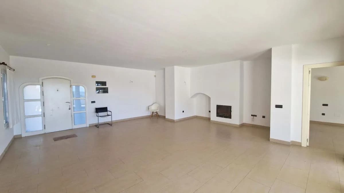 2 Bedroom Middle Floor Apartment for Sale in Benalmadena Costa, Málaga - Image 2