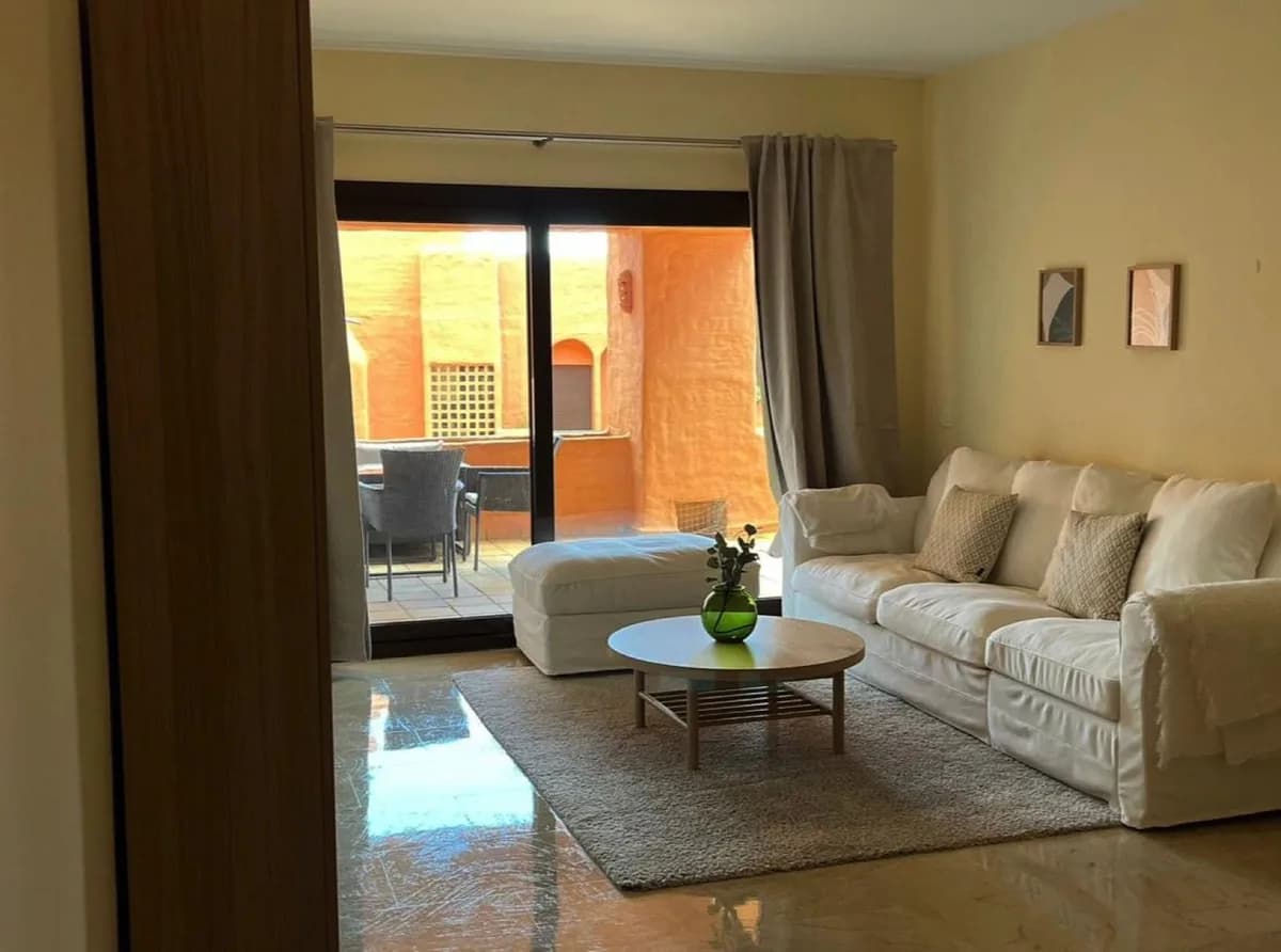 2 Bedroom Middle Floor Apartment for Sale in San Luis de Sabinillas, Málaga - Image 2
