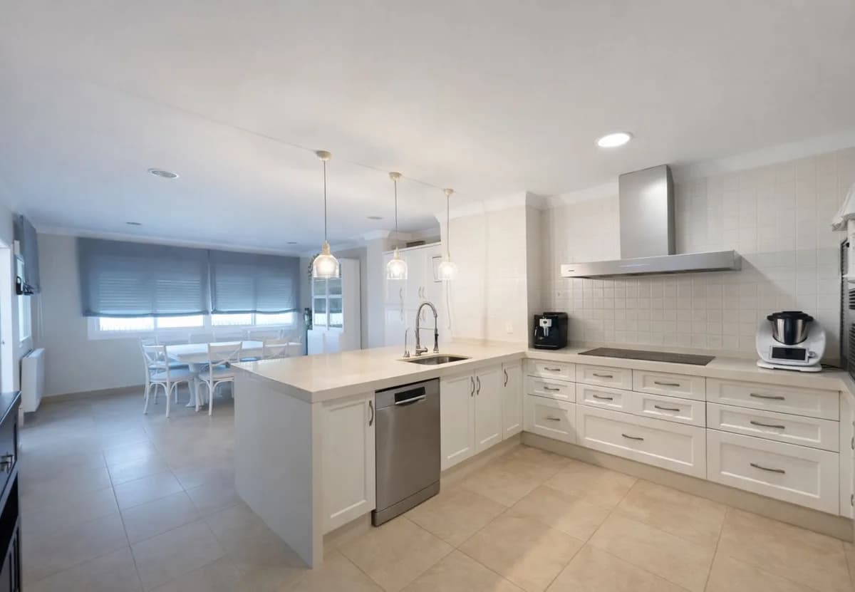 5 Bedroom Townhouse for Sale in San Pedro de Alcántara, Málaga - Image 5