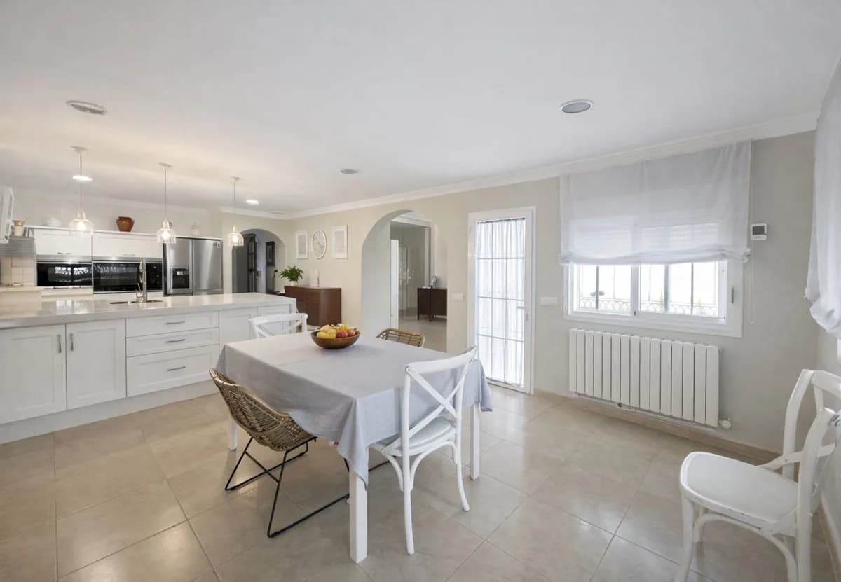 5 Bedroom Townhouse for Sale in San Pedro de Alcántara, Málaga - Image 6