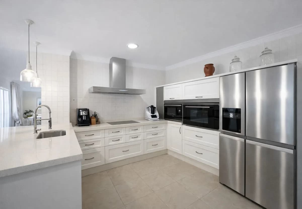 5 Bedroom Townhouse for Sale in San Pedro de Alcántara, Málaga - Image 7