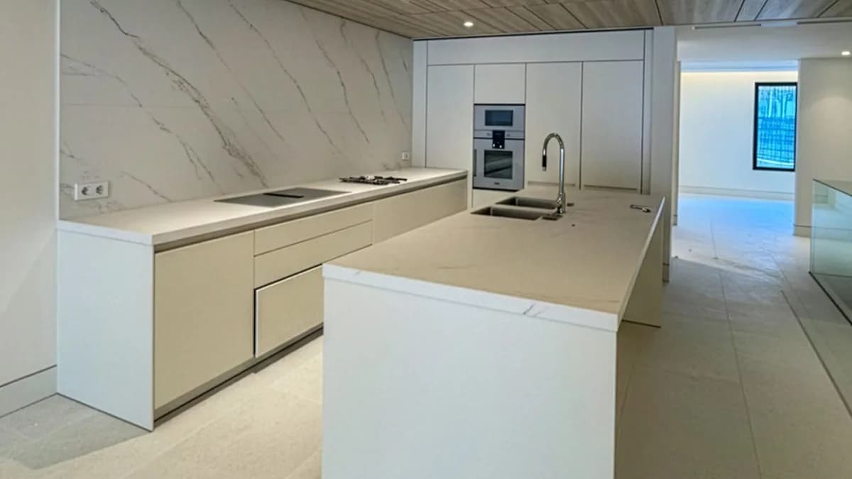 4 Bedroom Ground Floor Apartment for Sale in The Golden Mile, Málaga - Image 3