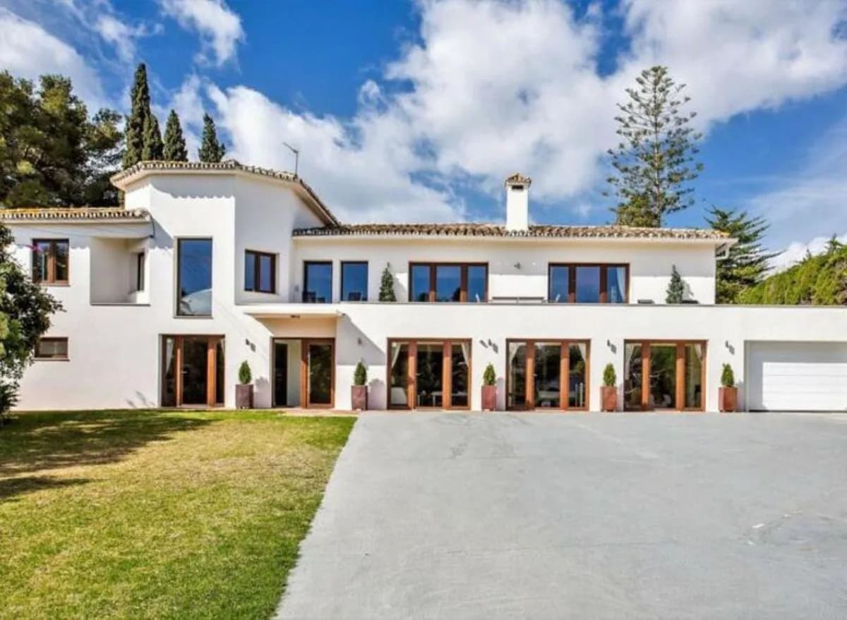 7 Bedroom Detached Villa for Sale in San Pedro de Alcántara, Málaga