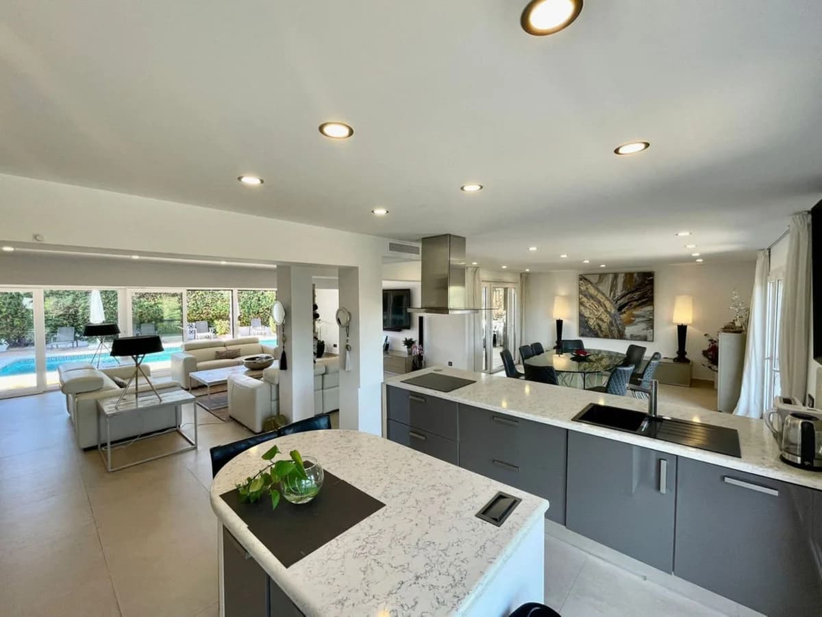7 Bedroom Detached Villa for Sale in San Pedro de Alcántara, Málaga - Image 4