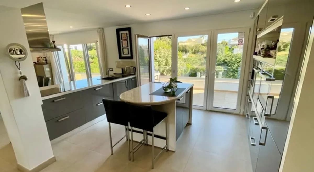 7 Bedroom Detached Villa for Sale in San Pedro de Alcántara, Málaga - Image 7