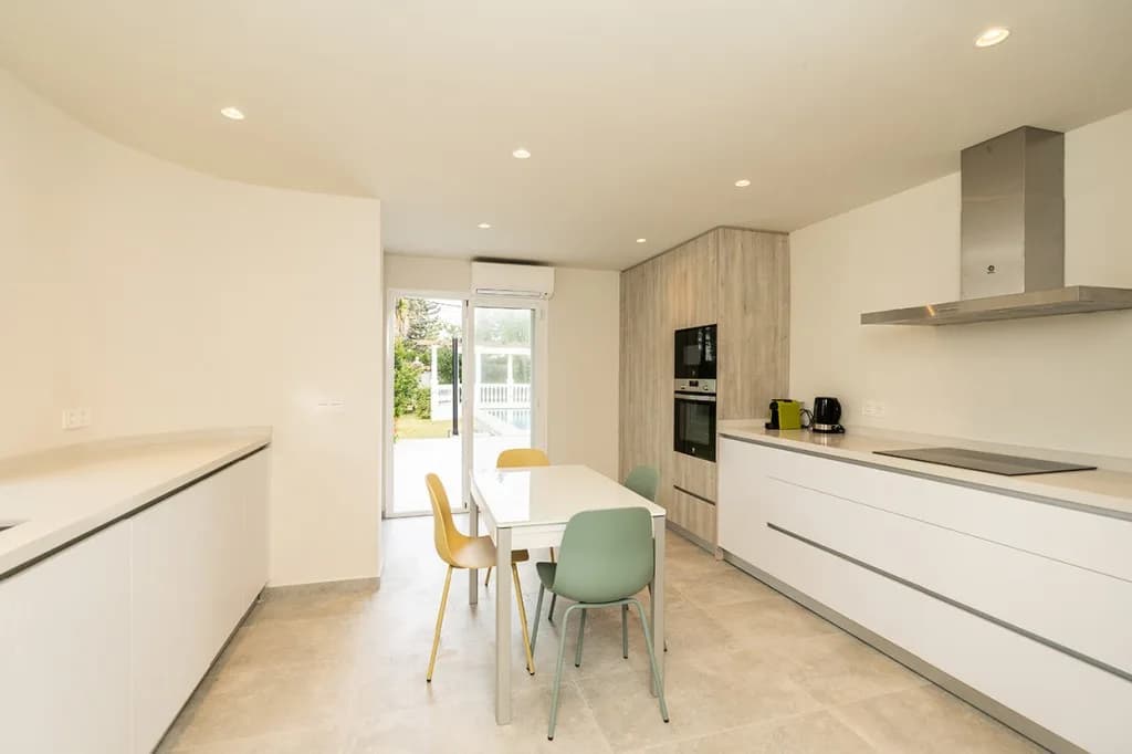 4 Bedroom Detached Villa for Sale in Marbesa, Málaga - Image 5