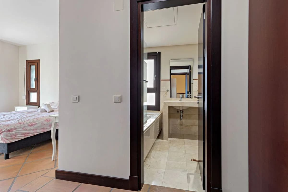 4 Bedroom Townhouse for Sale in Benahavís, Málaga - Image 2