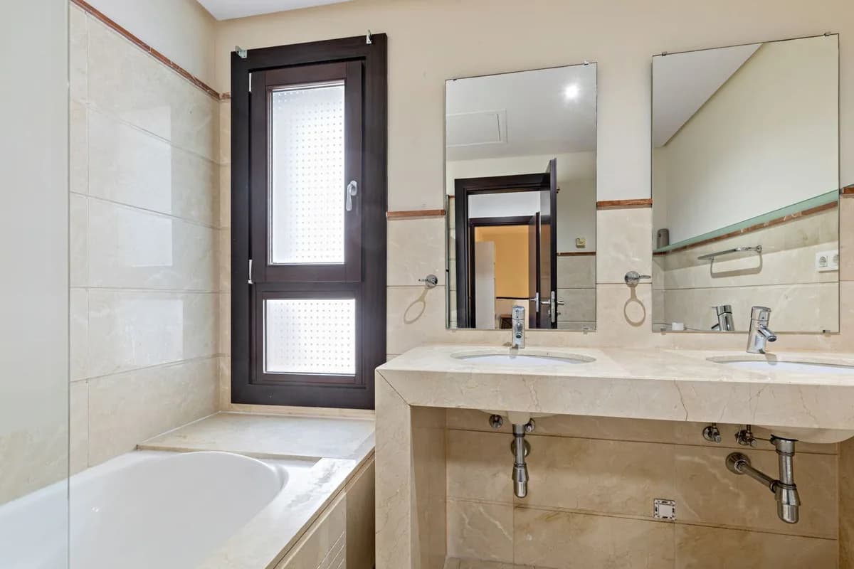 4 Bedroom Townhouse for Sale in Benahavís, Málaga - Image 4
