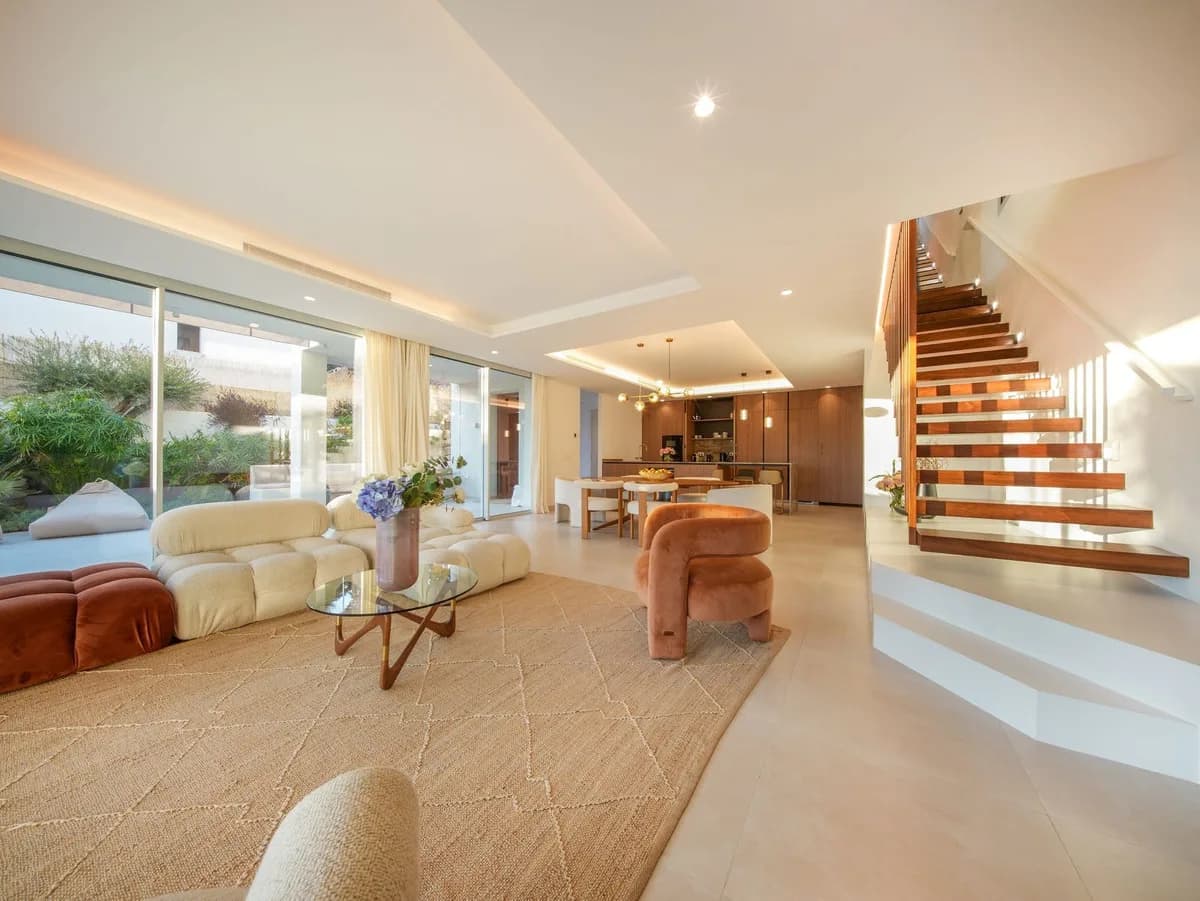5 Bedroom Detached Villa for Sale in Elviria, Málaga - Image 3