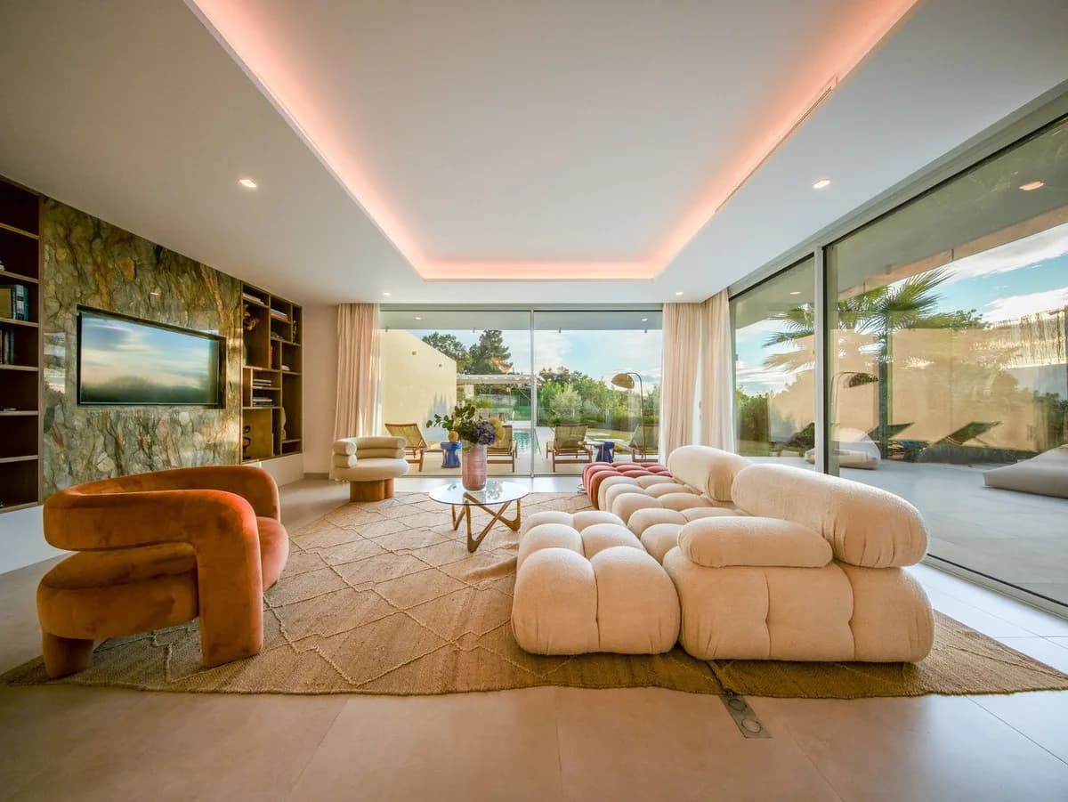 5 Bedroom Detached Villa for Sale in Elviria, Málaga - Image 4