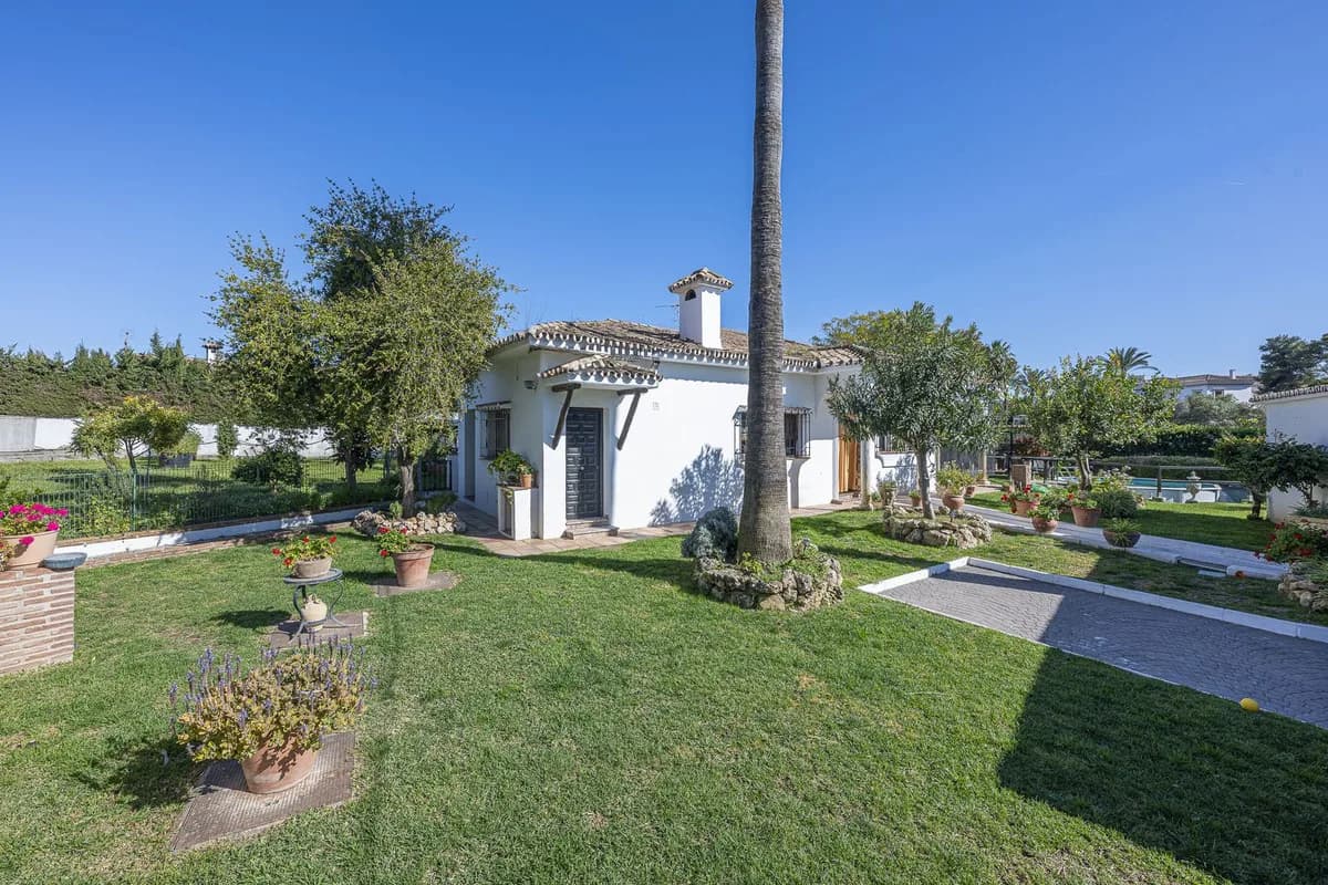 3 Bedroom Detached Villa for Sale in Guadalmina Alta, Málaga - Image 2