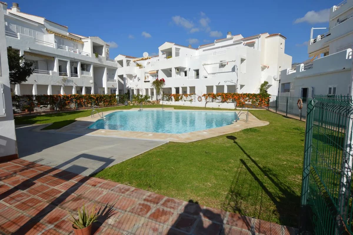 2 Bedroom Middle Floor Apartment for Sale in Torreblanca, Málaga - Image 9