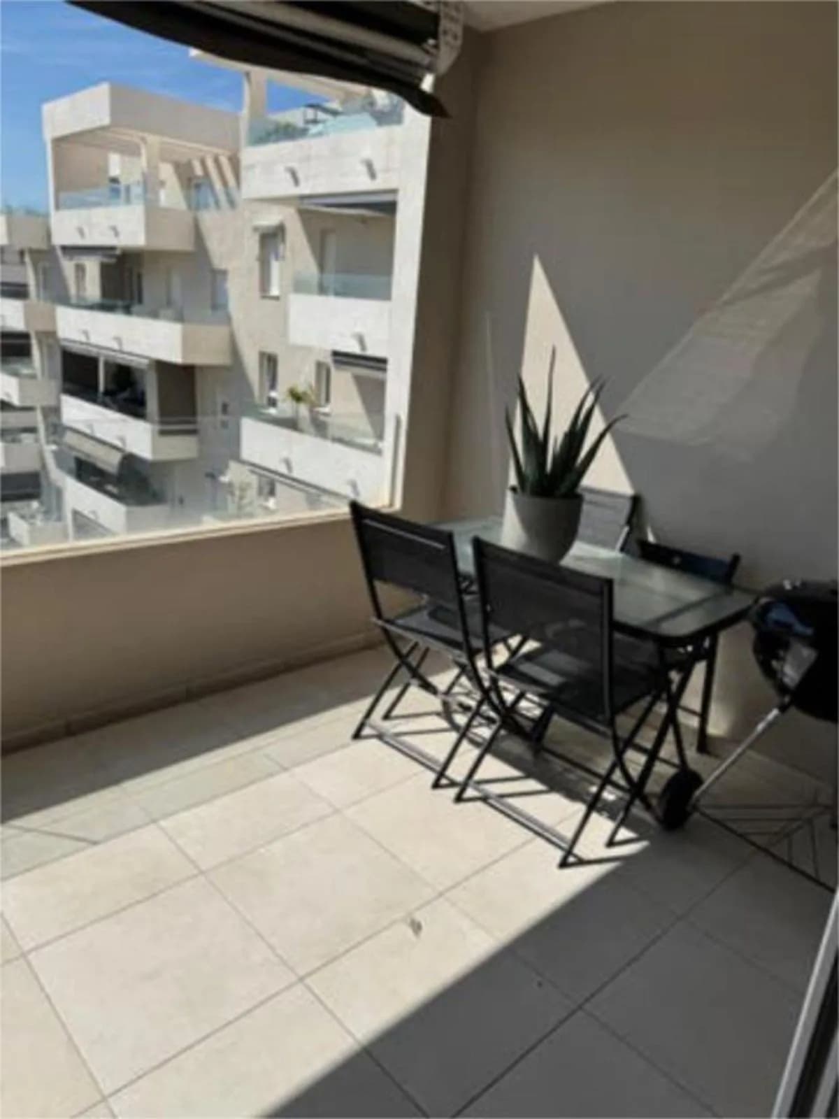 3 Bedroom Middle Floor Apartment for Sale in Nueva Andalucía, Málaga - Image 3