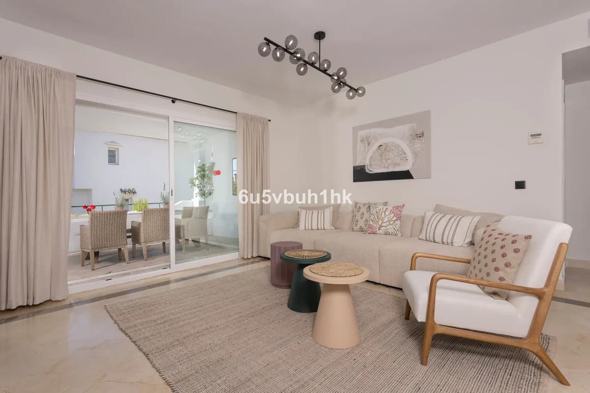 3 Bedroom Middle Floor Apartment for Sale in Estepona, Málaga - Image 4