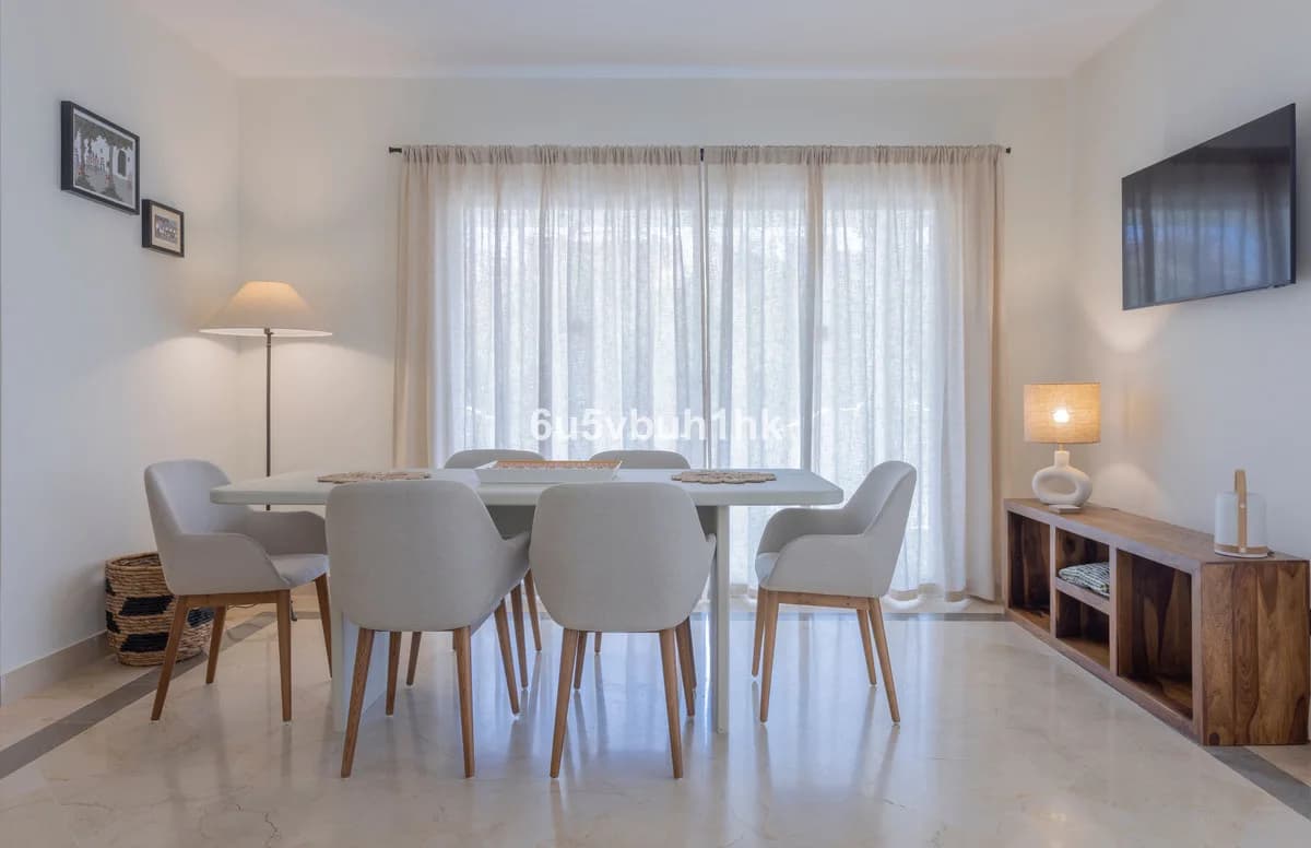 3 Bedroom Middle Floor Apartment for Sale in Estepona, Málaga - Image 6