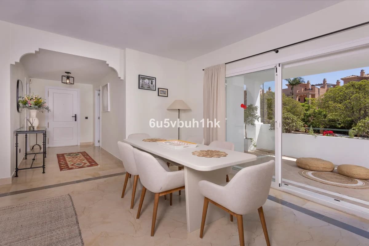 3 Bedroom Middle Floor Apartment for Sale in Estepona, Málaga - Image 8