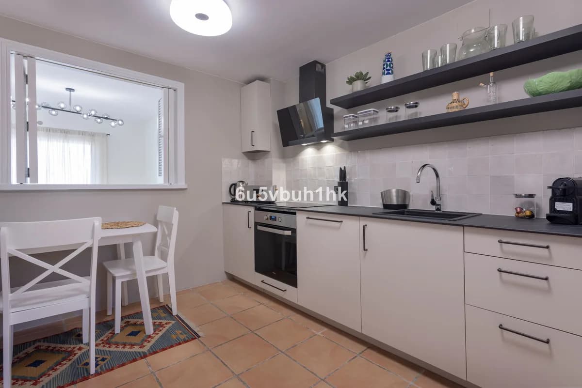 3 Bedroom Middle Floor Apartment for Sale in Estepona, Málaga - Image 9