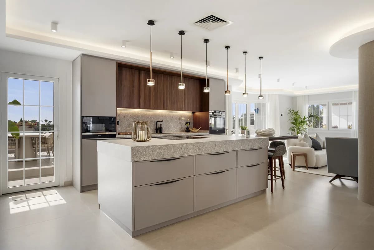 5 Bedroom Penthouse Duplex for Sale in Nueva Andalucía, Málaga - Image 4