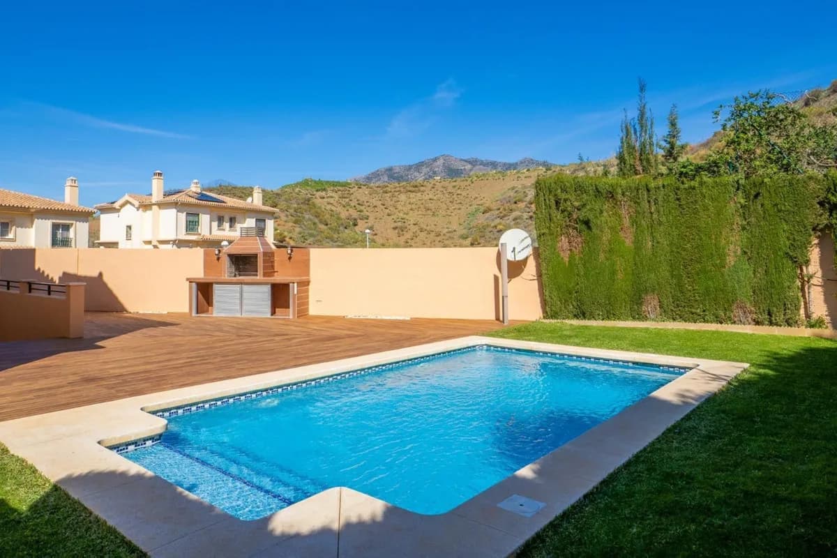 3 Bedroom Semi-Detached House for Sale in Fuengirola, Málaga - Image 2