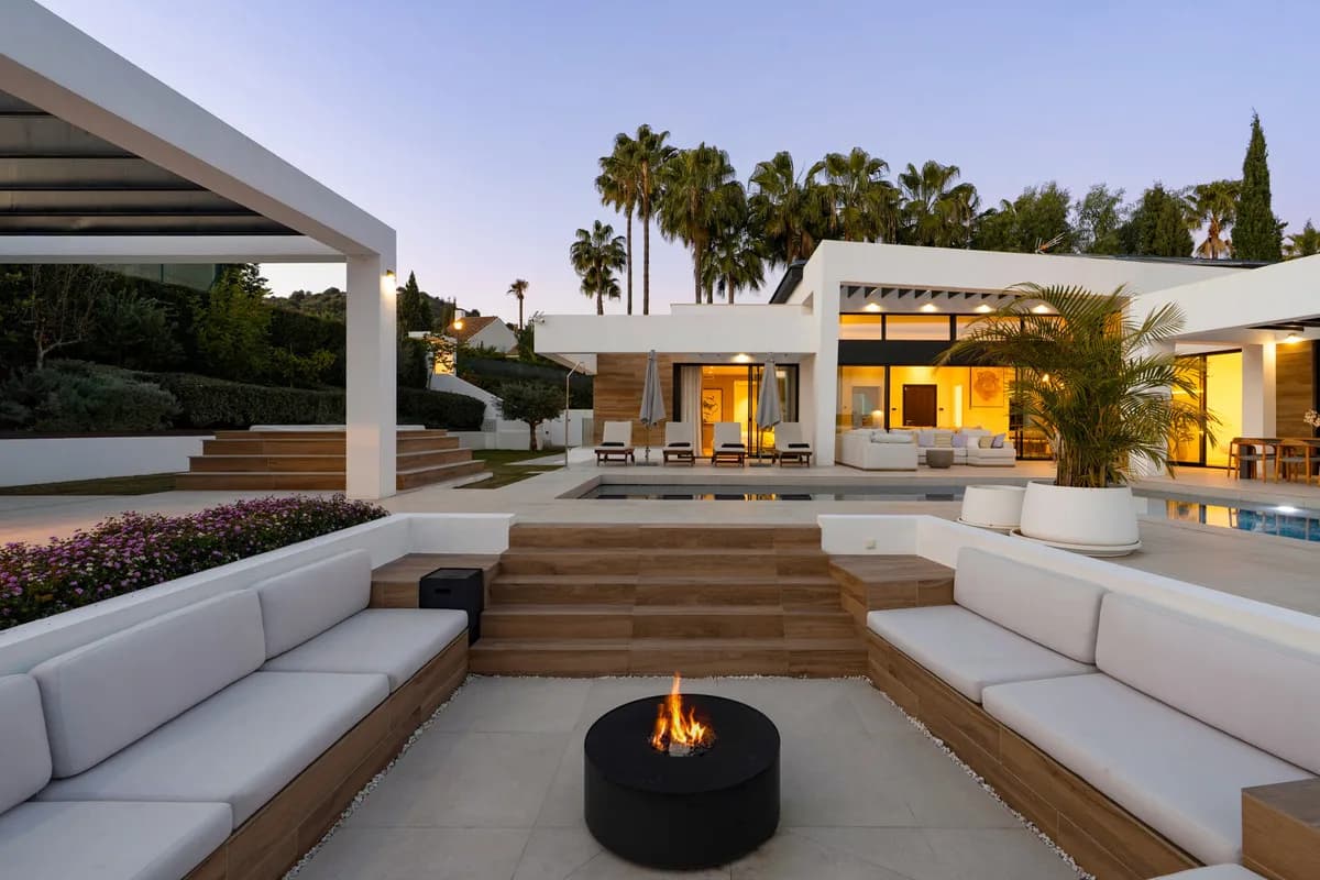 6 Bedroom Detached Villa for Sale in Nueva Andalucía, Málaga - Image 2