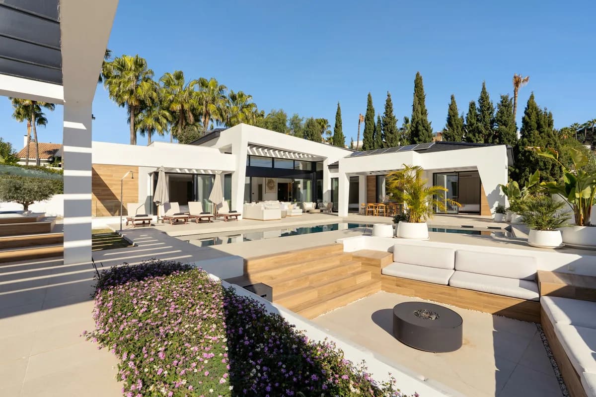 6 Bedroom Detached Villa for Sale in Nueva Andalucía, Málaga - Image 4