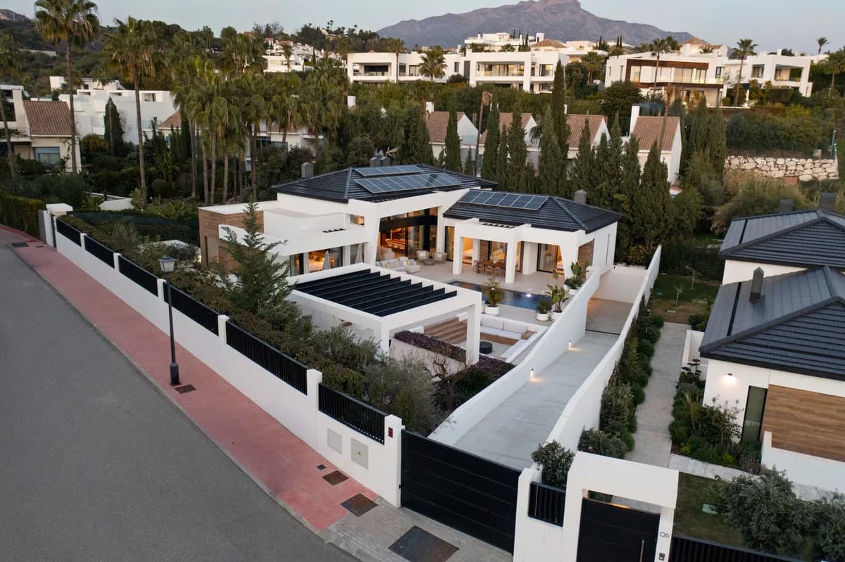 6 Bedroom Detached Villa for Sale in Nueva Andalucía, Málaga - Image 5