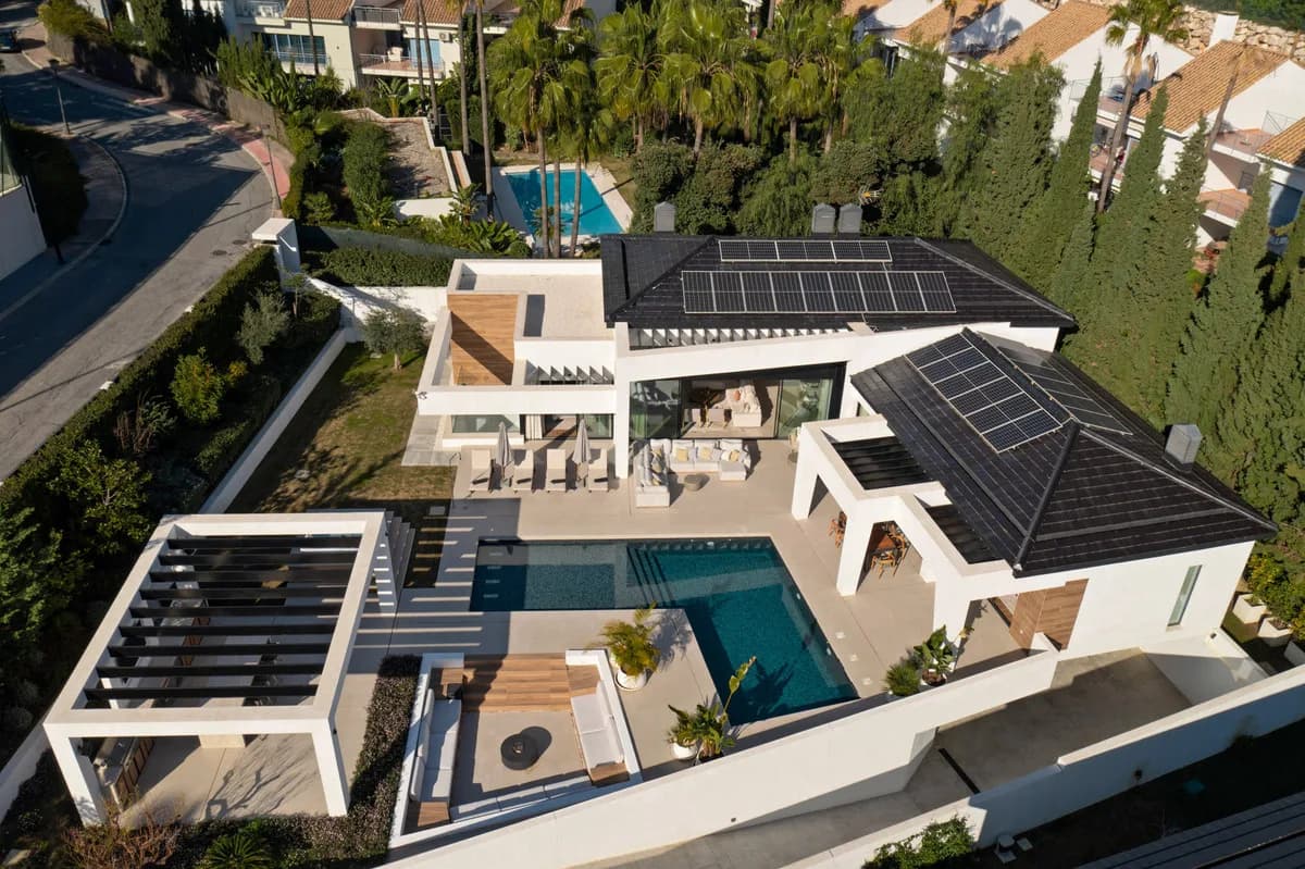 6 Bedroom Detached Villa for Sale in Nueva Andalucía, Málaga - Image 6