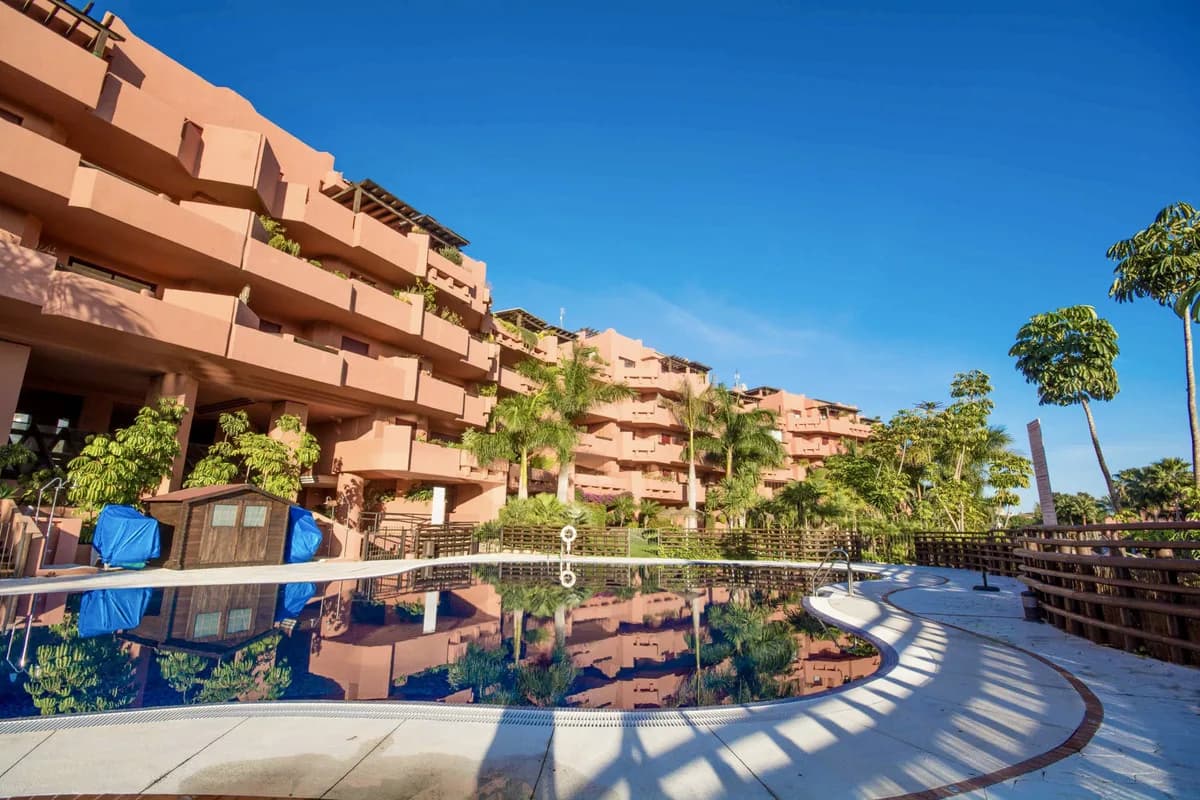 4 Bedroom Middle Floor Apartment for Sale in Estepona, Málaga