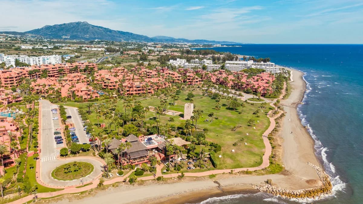 4 Bedroom Middle Floor Apartment for Sale in Estepona, Málaga - Image 2