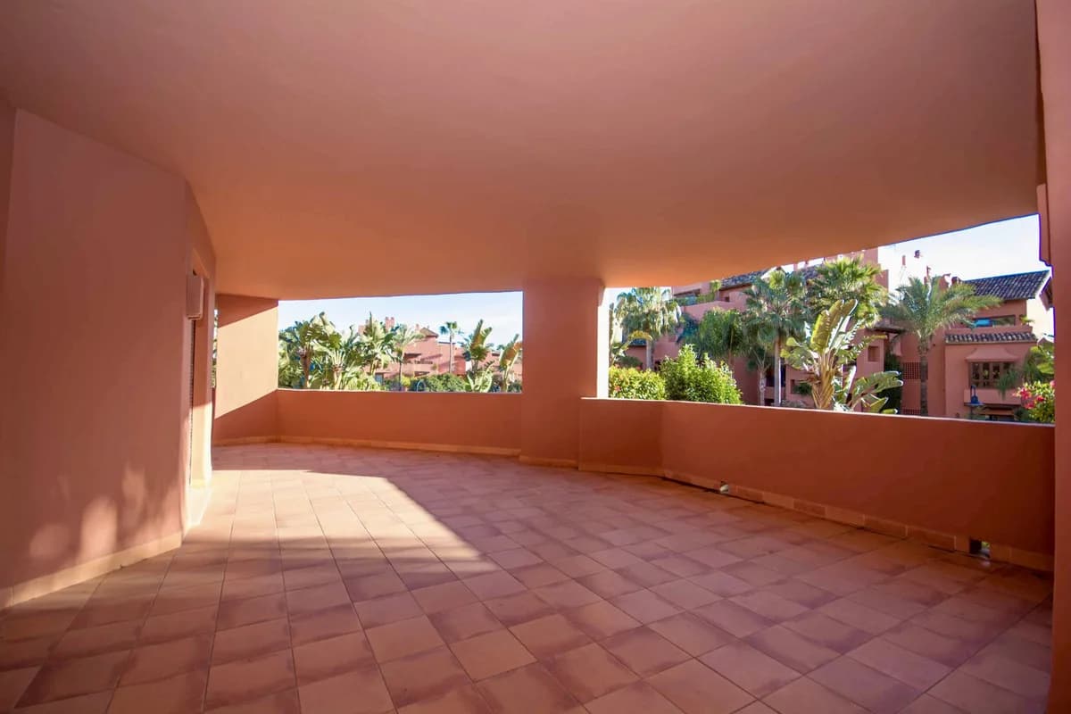4 Bedroom Middle Floor Apartment for Sale in Estepona, Málaga - Image 7