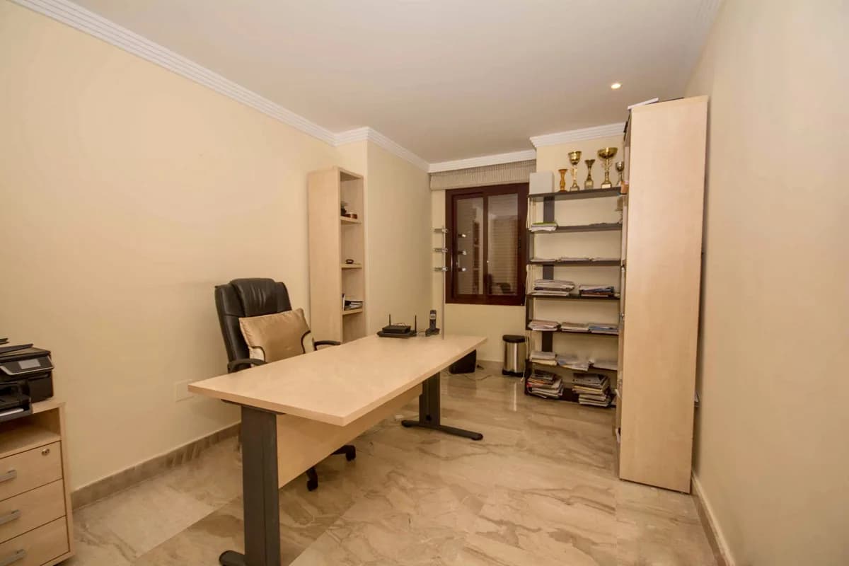 4 Bedroom Middle Floor Apartment for Sale in Estepona, Málaga - Image 8
