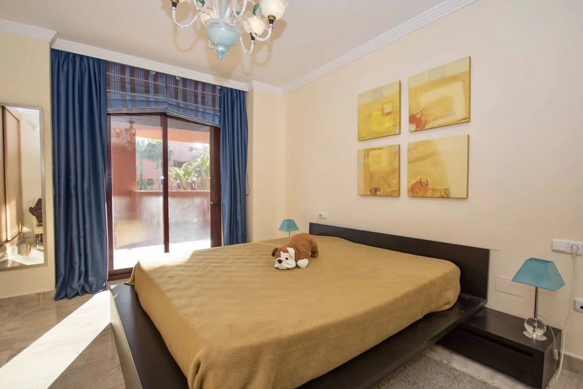 4 Bedroom Middle Floor Apartment for Sale in Estepona, Málaga - Image 9