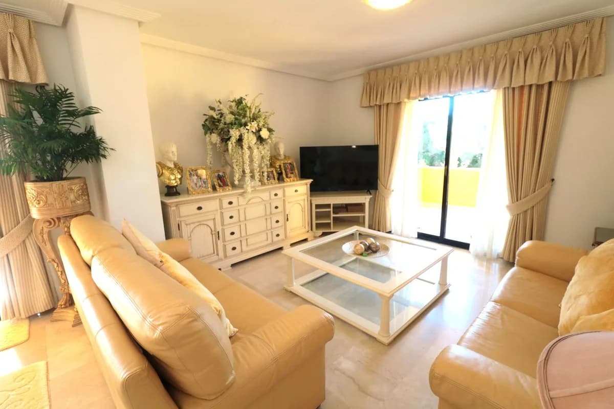 3 Bedroom Ground Floor Apartment for Sale in New Golden Mile, Málaga - Image 6