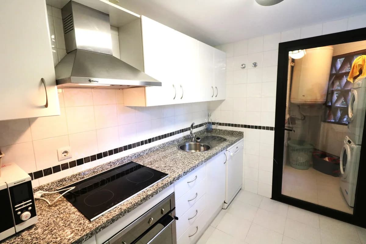 3 Bedroom Ground Floor Apartment for Sale in New Golden Mile, Málaga - Image 8