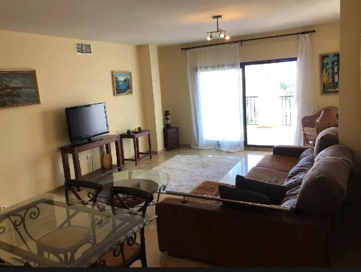 3 Bedroom Middle Floor Apartment for Sale in La Duquesa, Málaga - Image 4