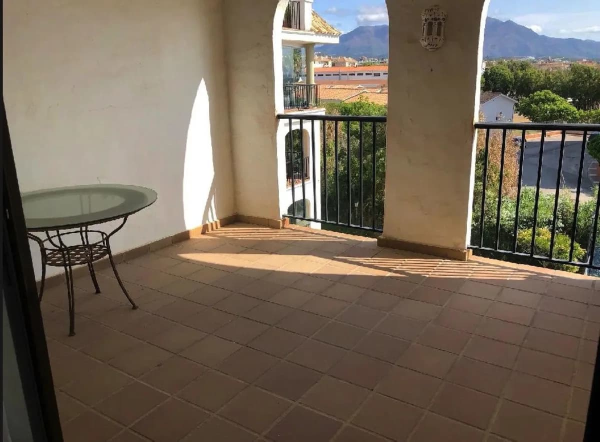 3 Bedroom Middle Floor Apartment for Sale in La Duquesa, Málaga - Image 7