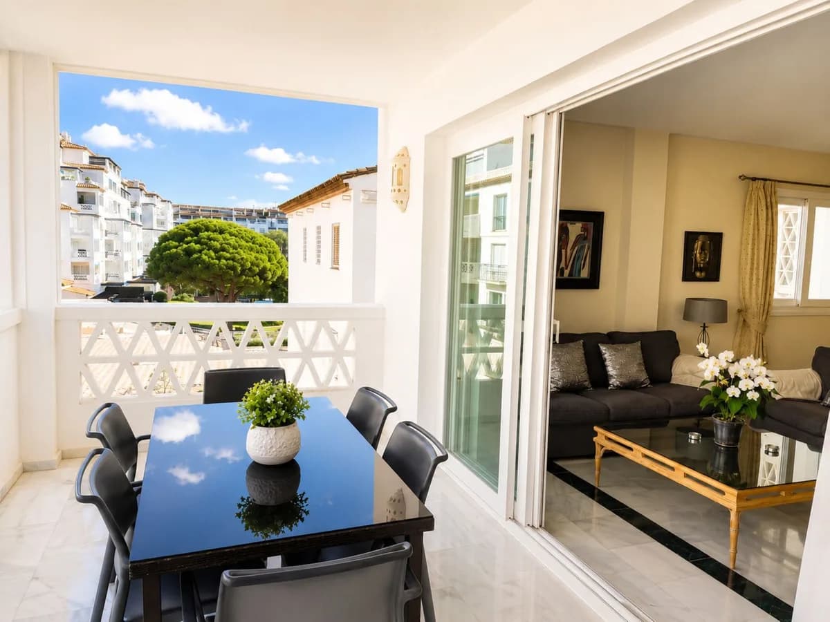 2 Bedroom Middle Floor Apartment for Sale in Puerto Banús, Málaga