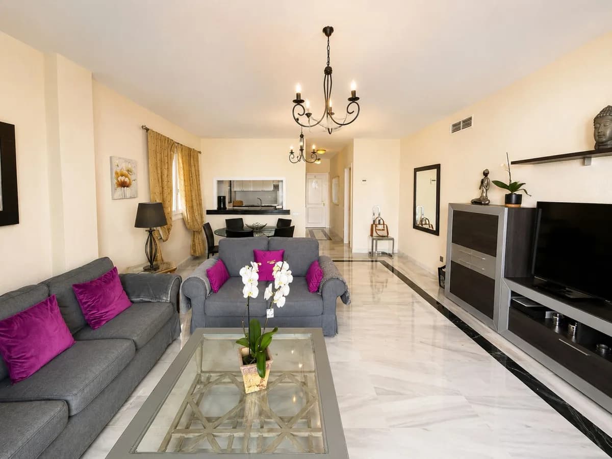 2 Bedroom Middle Floor Apartment for Sale in Puerto Banús, Málaga - Image 4