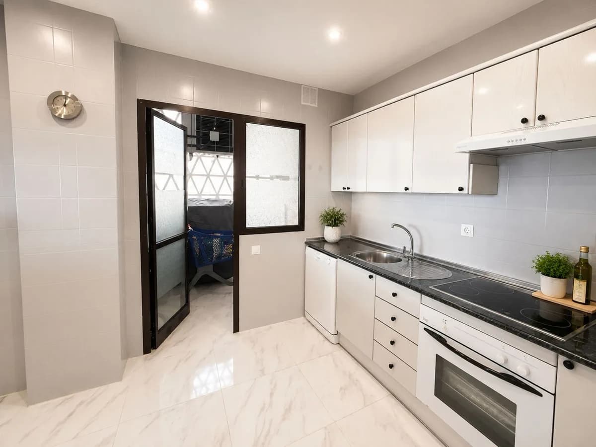 2 Bedroom Middle Floor Apartment for Sale in Puerto Banús, Málaga - Image 6