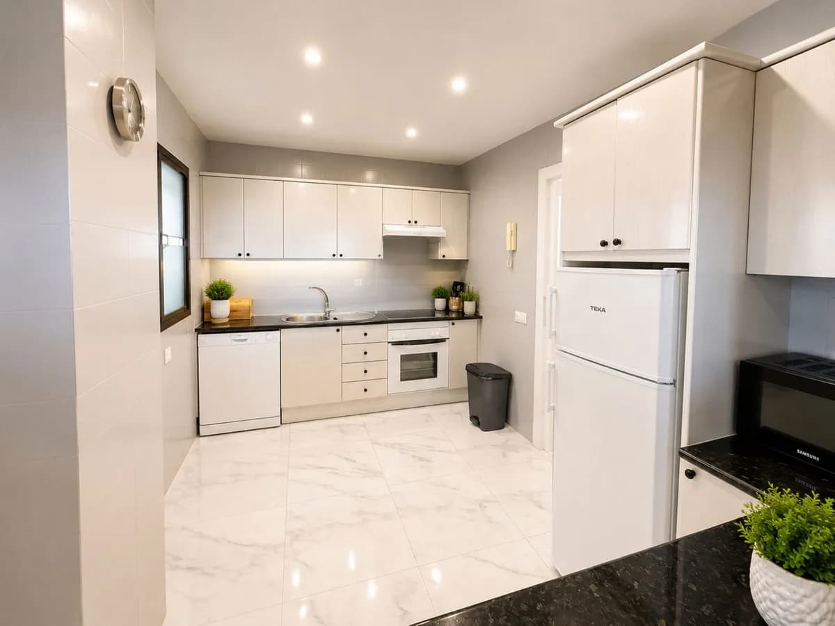 2 Bedroom Middle Floor Apartment for Sale in Puerto Banús, Málaga - Image 7