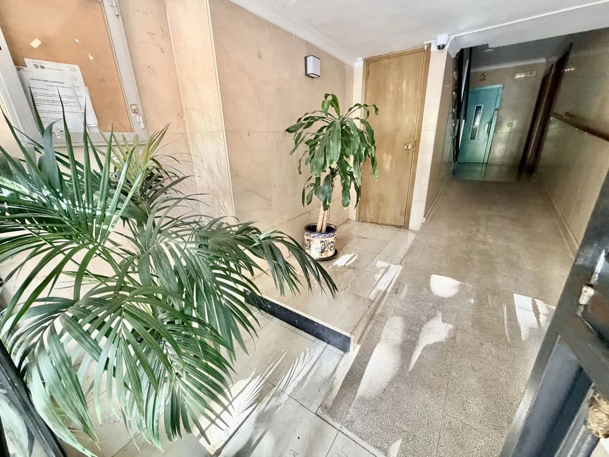 4 Bedroom Middle Floor Apartment for Sale in Marbella, Málaga - Image 2