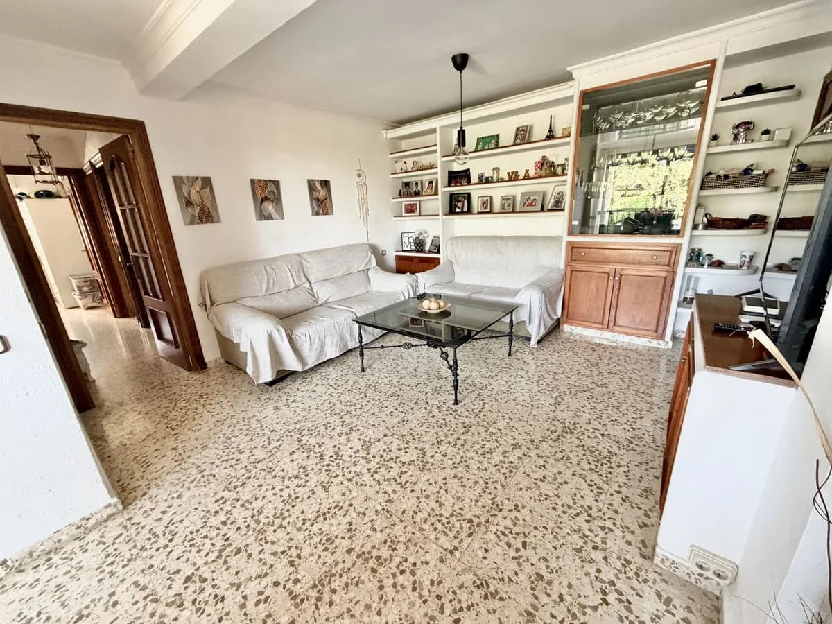 4 Bedroom Middle Floor Apartment for Sale in Marbella, Málaga - Image 4
